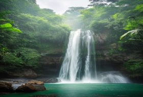 Bukan Cuma Ngadem di Kafe: 5 Destinasi Wisata Indonesia yang Makin Cantik Saat Hujan