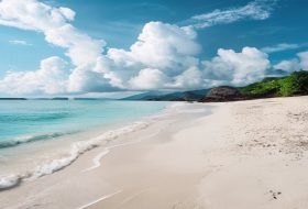 Bukan Bali! 5 Pantai Pasir Putih Jawa Timur Ini Bikin Kamu Lupa Daratan